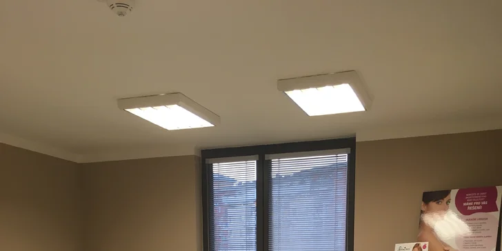 Aplikace botulotoxinu pro vyhlazení vrásek mezi obočím, okolo očí či na čele