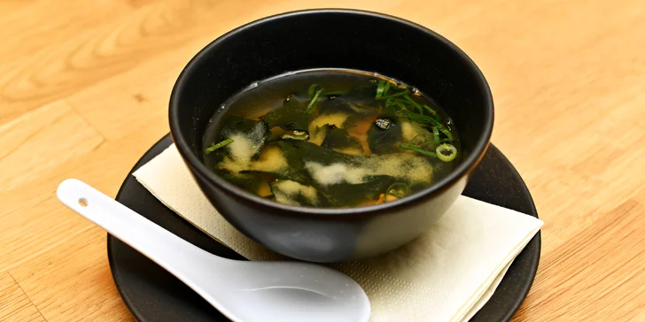 Degustační menu pro 2 v moderní japonské restauraci: sushi, salát i polévka