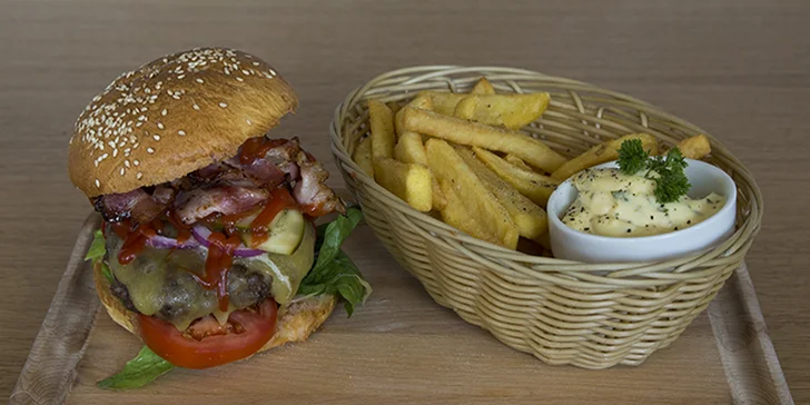 1 nebo 2 šťavnaté burgery se 175 g masa, steakové hranolky a omáčka