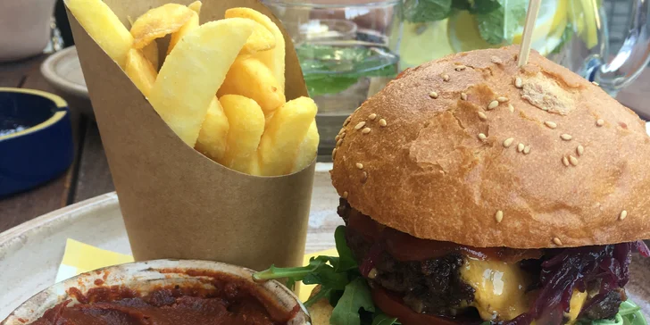 1 nebo 2 šťavnaté burgery, steakové hranolky a salát Coleslaw