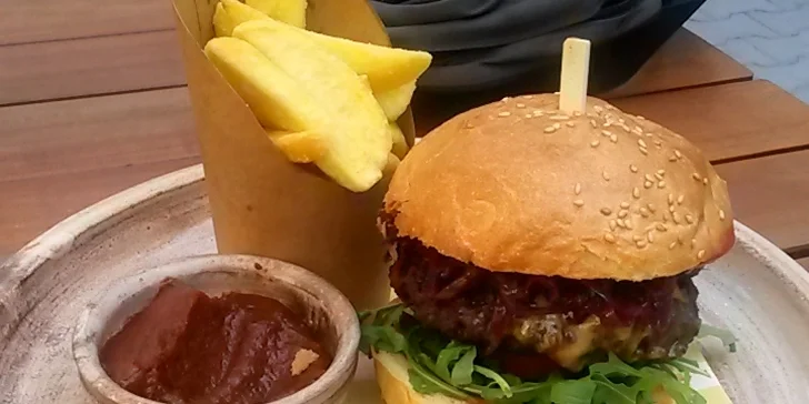1 nebo 2 šťavnaté burgery se 175 g masa, steakové hranolky a omáčka