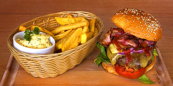1 nebo 2 šťavnaté burgery, steakové hranolky a salát Coleslaw