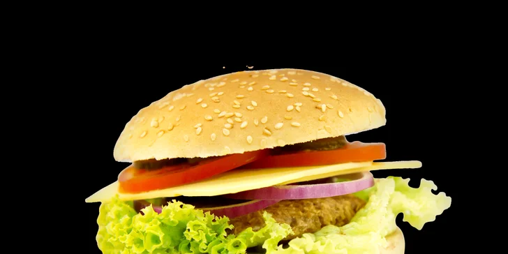 Lahodné vegan burgery z čerstvých surovin: sója, veganský sýr, zelenina