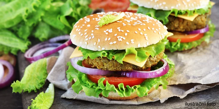 Lahodné vegan burgery z čerstvých surovin: sója, veganský sýr, zelenina