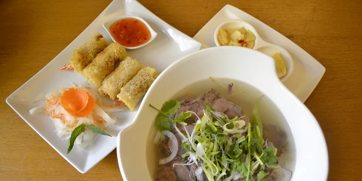 Vydejte se na cestu Asií: Thajské kari nebo vietnamská polévka Phở se závitky