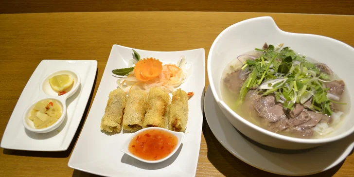 Vydejte se na cestu Asií: Thajské kari nebo vietnamská polévka Phở se závitky