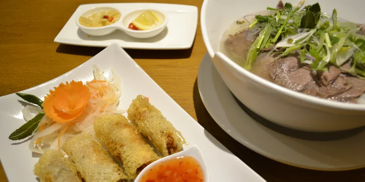 Vydejte se na cestu Asií: Thajské kari nebo vietnamská polévka Phở se závitky