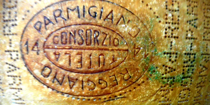 150 nebo 300 g parmazánu z mléka italského alpského skotu vaca bruna