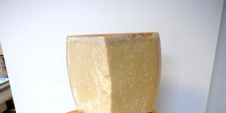 150 nebo 300 g parmazánu z mléka italského alpského skotu vaca bruna