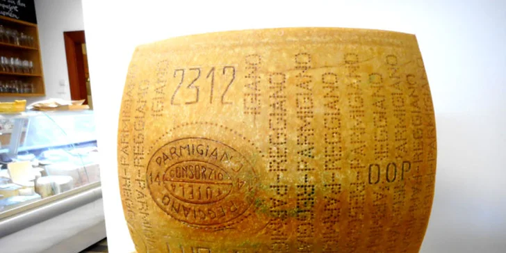 150 nebo 300 g parmazánu z mléka italského alpského skotu vaca bruna