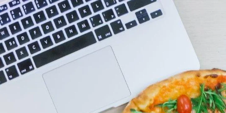 2 křupavé pizzy dle výběru o průměru 32 cm v Pasta & Pizza Mecca