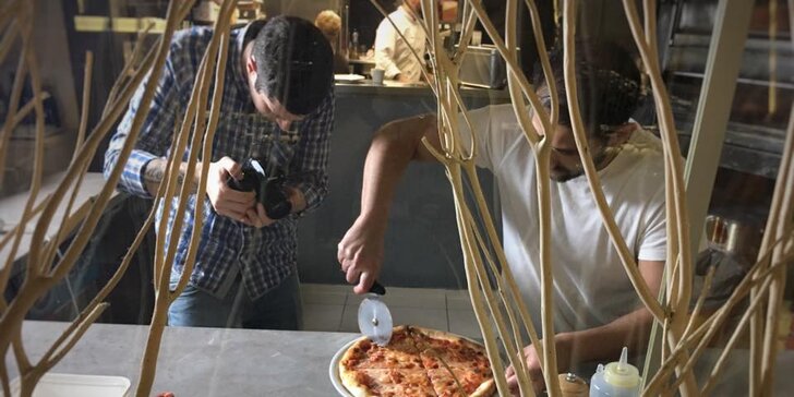 2 křupavé pizzy dle výběru o průměru 32 cm v Pasta & Pizza Mecca