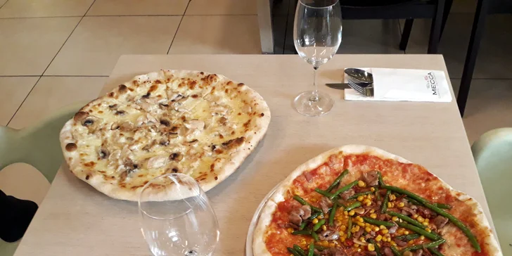 2 křupavé pizzy dle výběru o průměru 32 cm v Pasta & Pizza Mecca