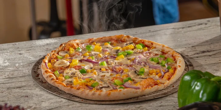 Pri večeri nechýba ani čerstvo upečená pizza.