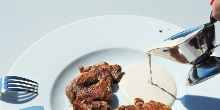 3chodové menu u jezírka: rajčátka s pestem, panenka a limetkový dezert