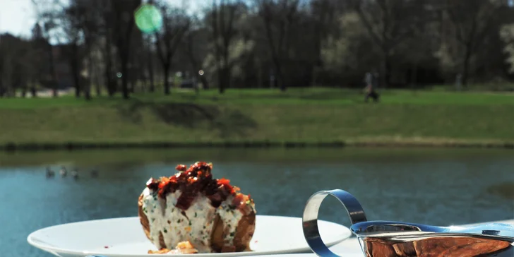3chodové menu u jezírka: rajčátka s pestem, panenka a limetkový dezert