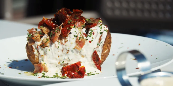3chodové menu u jezírka: rajčátka s pestem, panenka a limetkový dezert