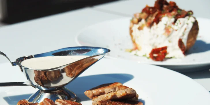 3chodové menu u jezírka: rajčátka s pestem, panenka a limetkový dezert