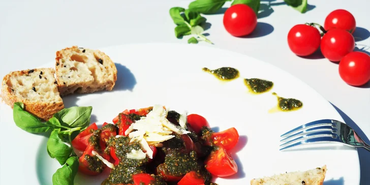 3chodové menu u jezírka: rajčátka s pestem, panenka a limetkový dezert