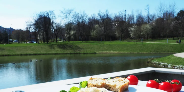 3chodové menu u jezírka: rajčátka s pestem, panenka a limetkový dezert