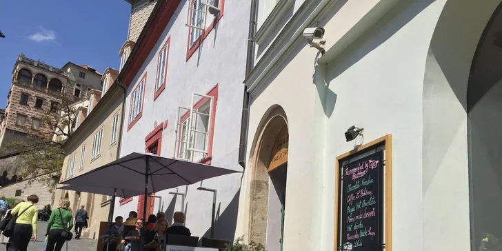 Káva a zákusek pod Pražským hradem v Prague chocolate cafe and bistro pro 1 i 2 osoby