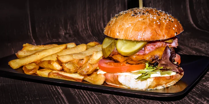 2 burgery s masem z českého býčka v domácí žemli s hranolky a dresinkem