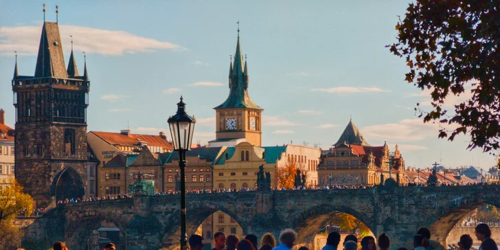 Během příjemné 4hodinové procházky Prahou objevíte základy ovládání zadního fotoaparátu.