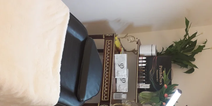 Permanentní make-up rtů nebo obočí metodou vláskování