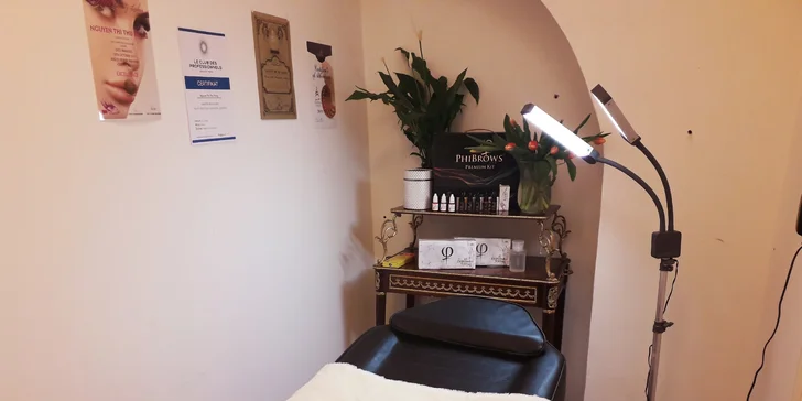Permanentní make-up rtů nebo obočí metodou vláskování