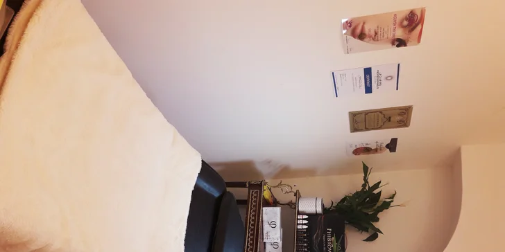 Permanentní make-up rtů nebo obočí metodou vláskování