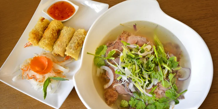 Vydejte se na cestu Asií: Thajské kari nebo vietnamská polévka Phở se závitky