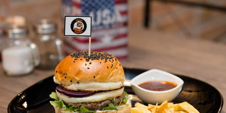 Bandit Burger - 160g 100% hovädzie mäso, 77g žemľa ochutená majonéza, čerstvá rukola, blue cheese, opečená červená cibuľka, vajíčko 