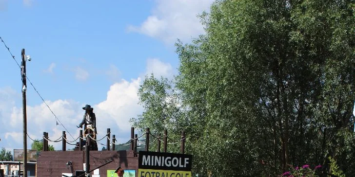 Podzimní zábava s osmnácti jamkami: minigolfové hřiště v Modřanech pro malé i velké