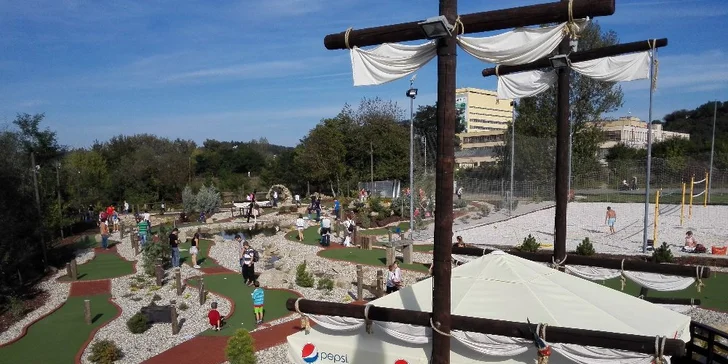 Podzimní zábava s osmnácti jamkami: minigolfové hřiště v Modřanech pro malé i velké