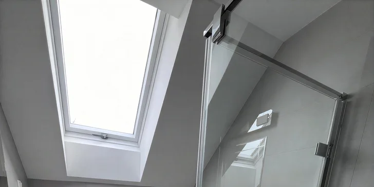 Nechýba ani moderná kúpeľňa so sprchou.