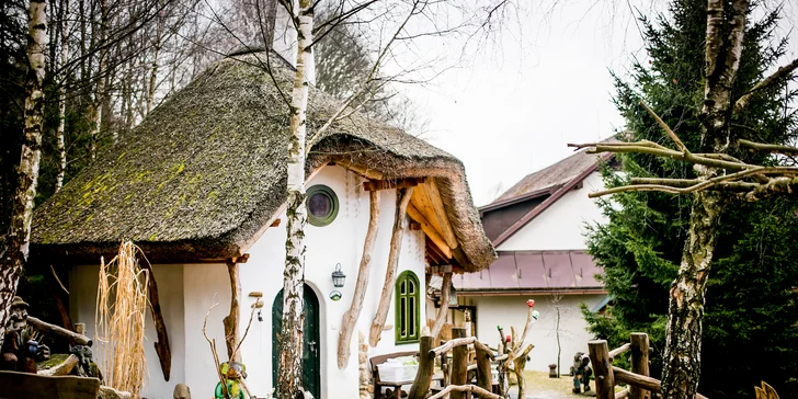 Rodinný pobyt v Pohádkové vesničce s polopenzí a vstupem do bazénu