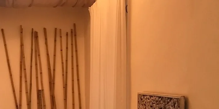 Prohřívací thajská masáž celého těla vč. chodidel pro odbourání stresu horkým olejem z citronové trávy