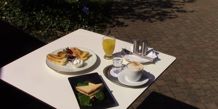 Bohatá snídaně v kavárně: toasty se salátem, palačinky se smetanou i káva
