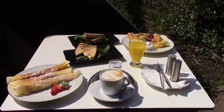 Bohatá snídaně v kavárně: toasty se salátem, palačinky se smetanou i káva
