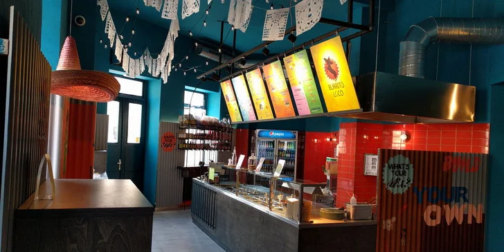 Menu v Burrito Loco: kuřecí quesarito, tortilla chipsy a nápoj aqua fresca