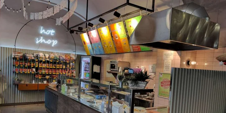 Menu v Burrito Loco: kuřecí quesarito, tortilla chipsy a nápoj aqua fresca
