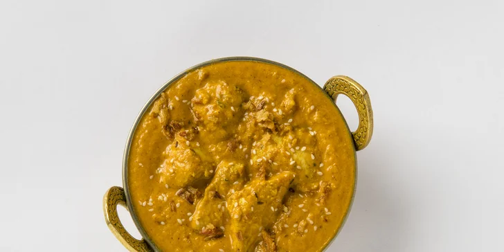 Menu je plné autentických předkrmů, kari, vindaloo, polévek, naanů a rýže i indických dezertů.