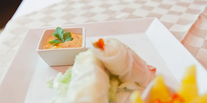 Letní menu pro dva: losos, šafránové rizoto i cheesecake + láhev vína