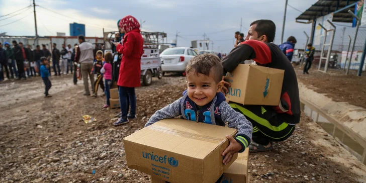 Vánoční dárek, který zachraňuje: podpořte UNICEF a darujte život, zdraví a naději