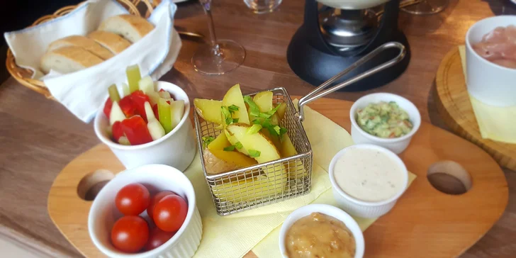 Pochoutka, která má šťávu: Masové fondue pro 2 v restauraci La Bastille