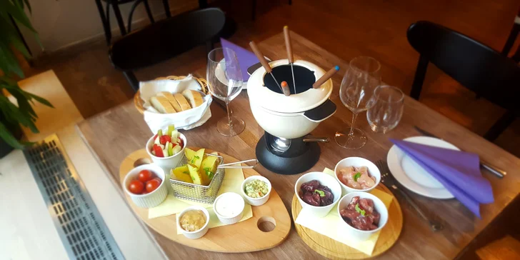 Pochoutka, která má šťávu: Masové fondue pro 2 v restauraci La Bastille