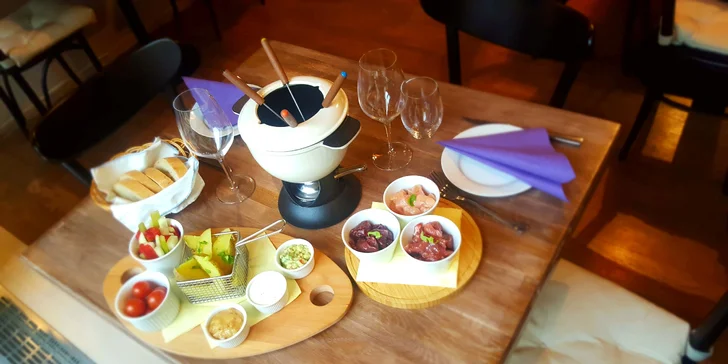 Pochoutka, která má šťávu: Masové fondue pro 2 v restauraci La Bastille