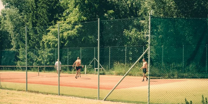 Vodní radovánky na Plovárně Středokluky: jednodenní vstupné i permanentka