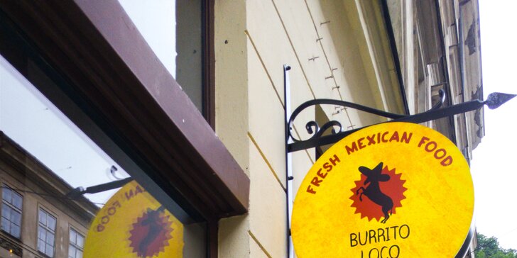 Menu v Burrito Loco: kuřecí quesarito, tortilla chipsy a nápoj aqua fresca
