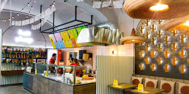Menu v Burrito Loco: kuřecí quesarito, tortilla chipsy a nápoj aqua fresca